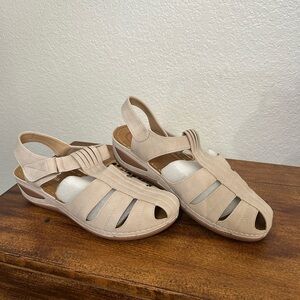 Veranda Women's Beige Sandals- size 11